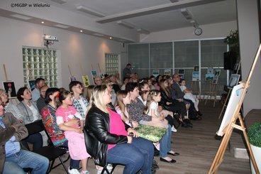 „Czarowna planeta” - wernisaż wystawy Marceliny Petrowicz w wieluńskiej bibliotece